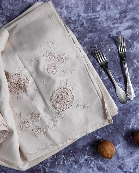 Tovaglia panna con inserti uncinetto