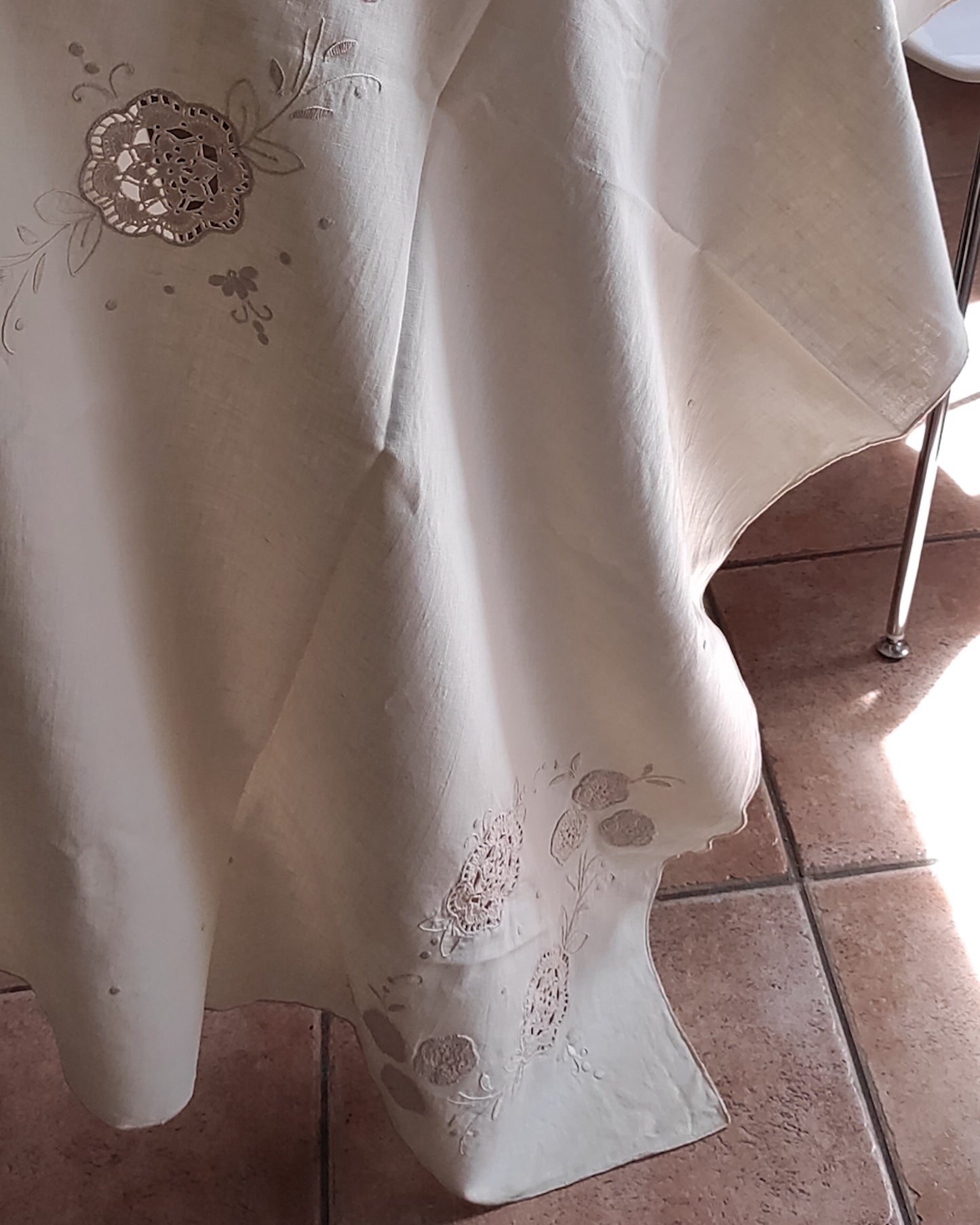 Tovaglia panna con inserti uncinetto