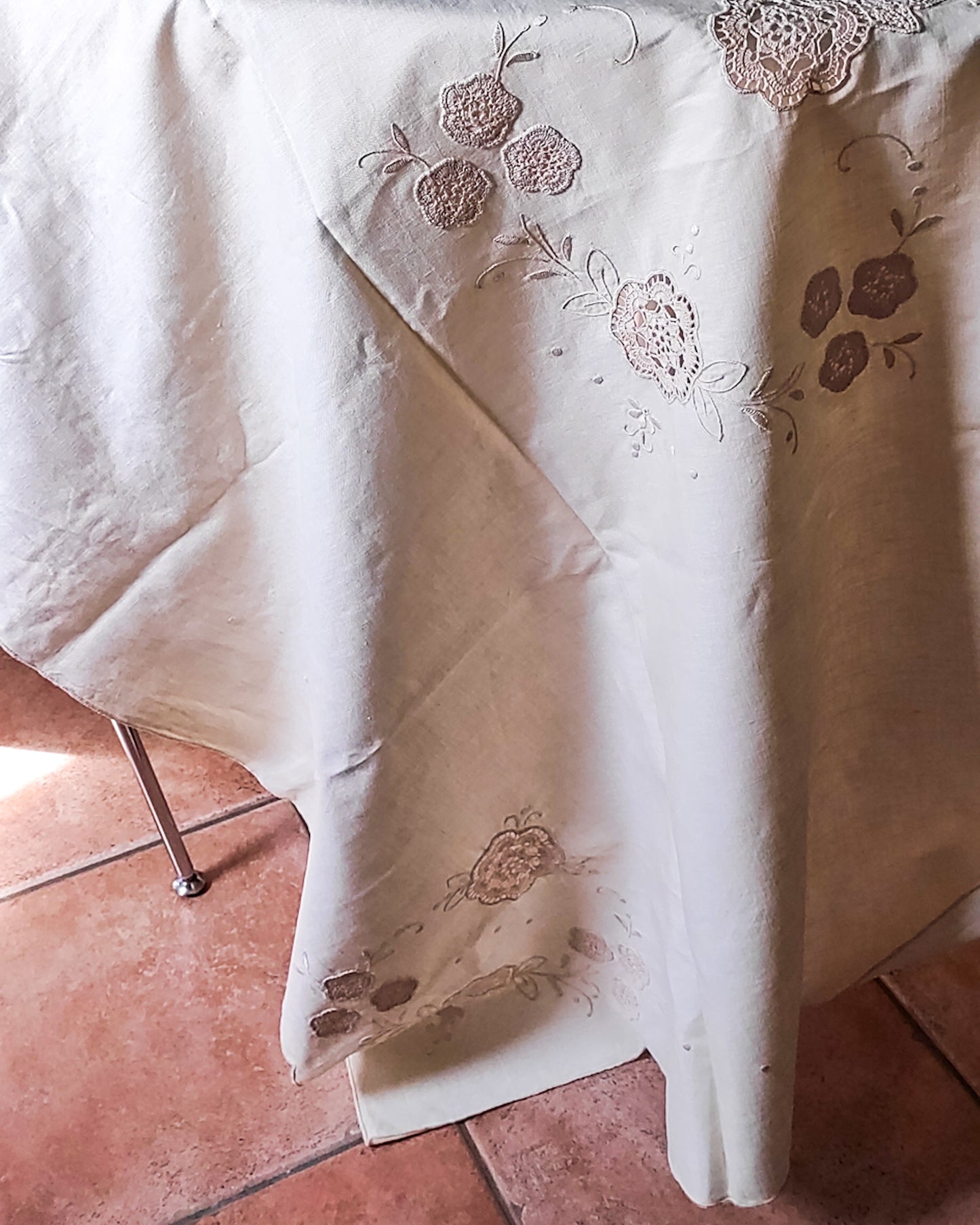 Tovaglia panna con inserti uncinetto