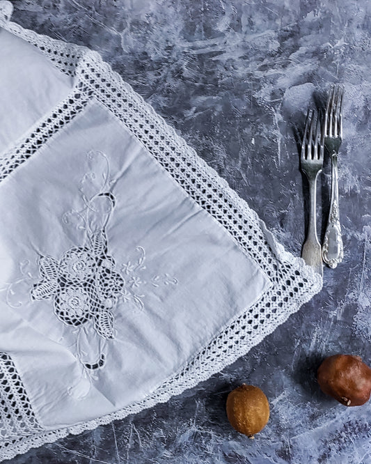 tovaglia in lino bianca con inserti uncinetto a quadri