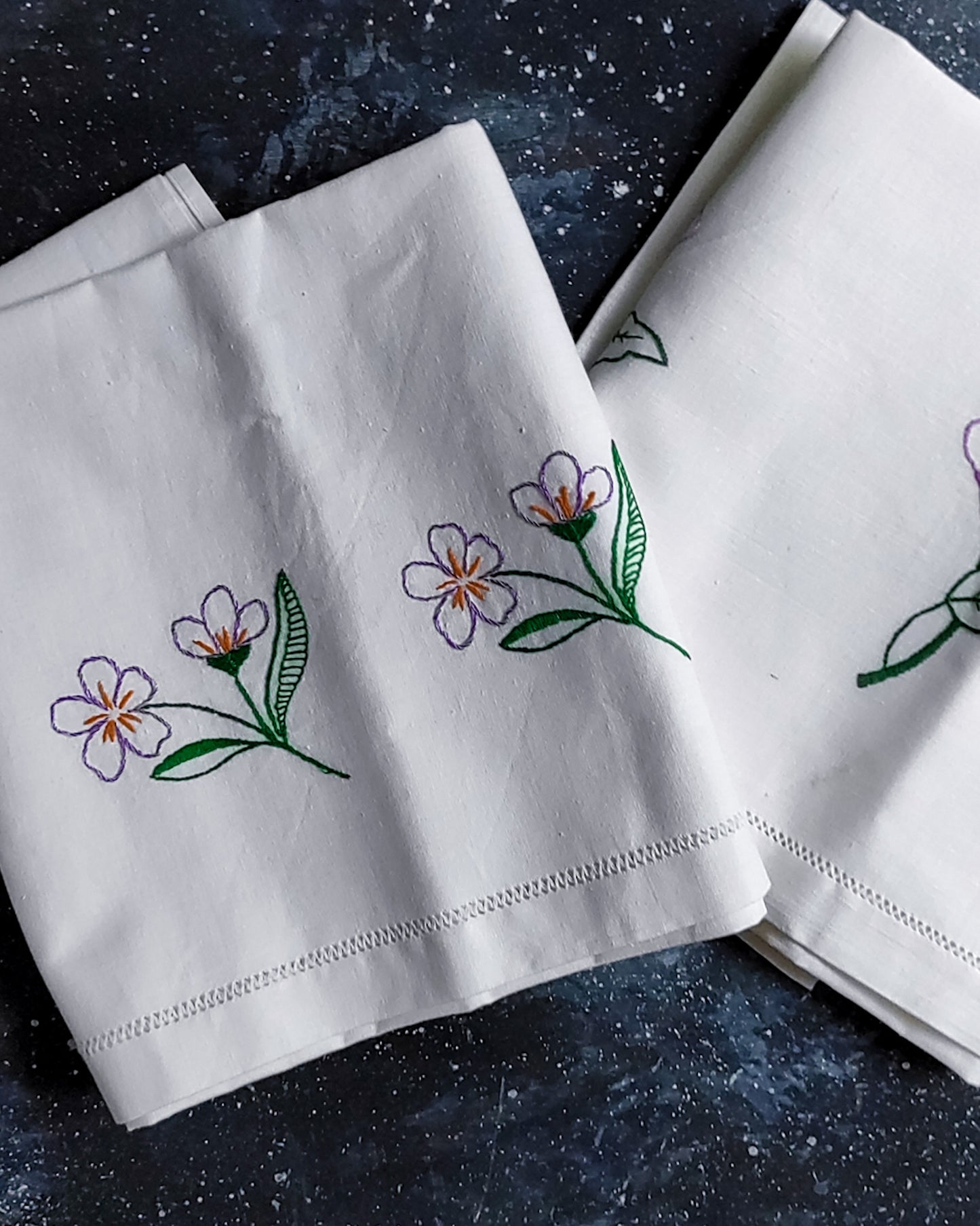 coppia asciugamani di lino ricamo fiori viola
