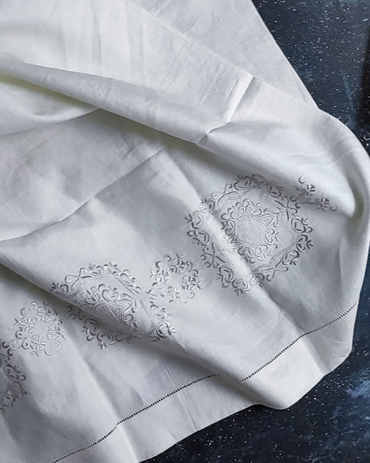 tris di runner di lino ricamo grigio