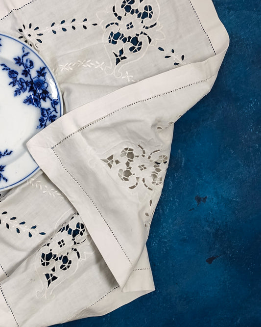 Centrino in lino bianco ricamato ad intaglio