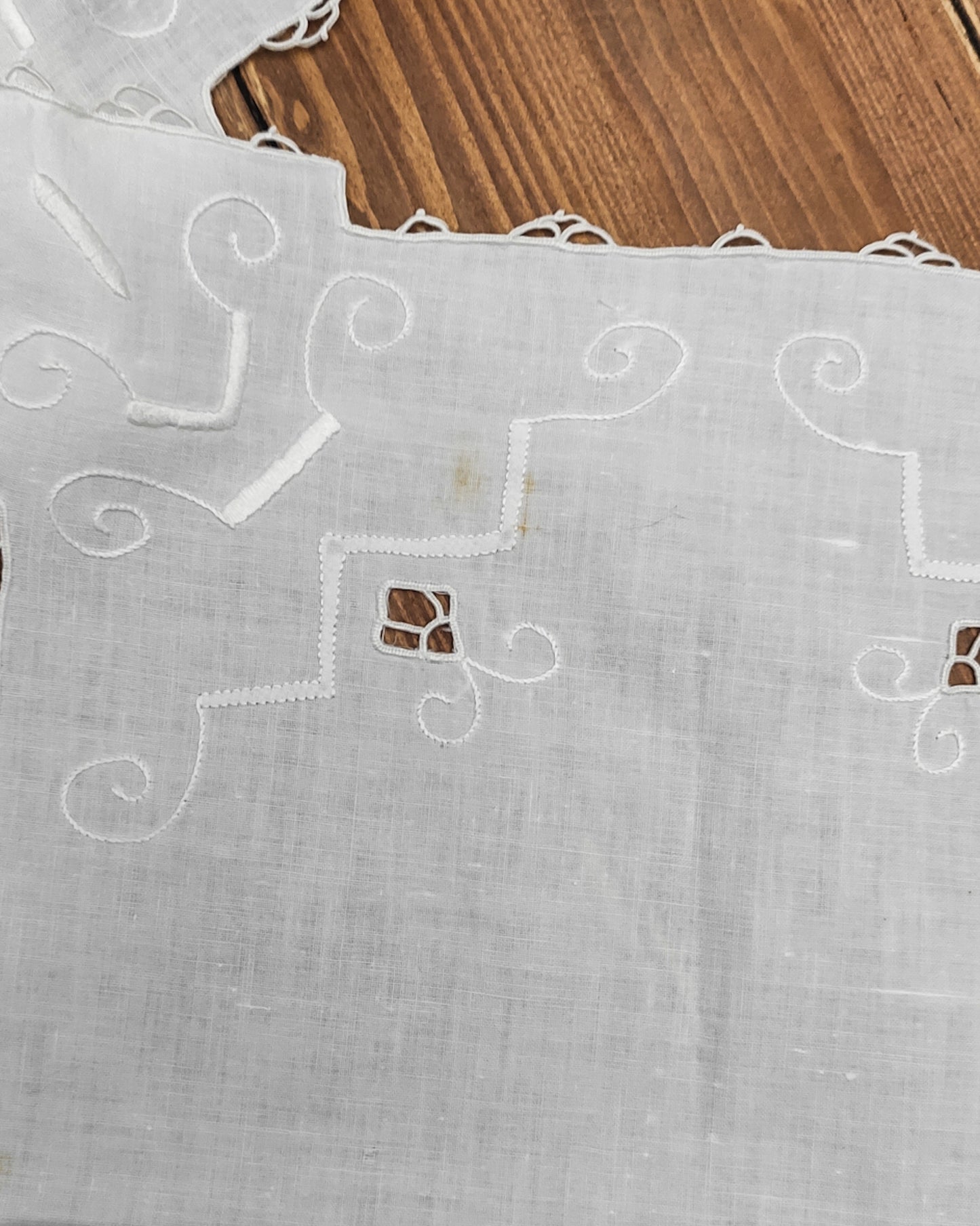 Set sei centrini in lino ricamati