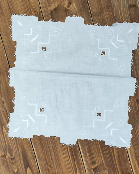 Set sei centrini in lino ricamati