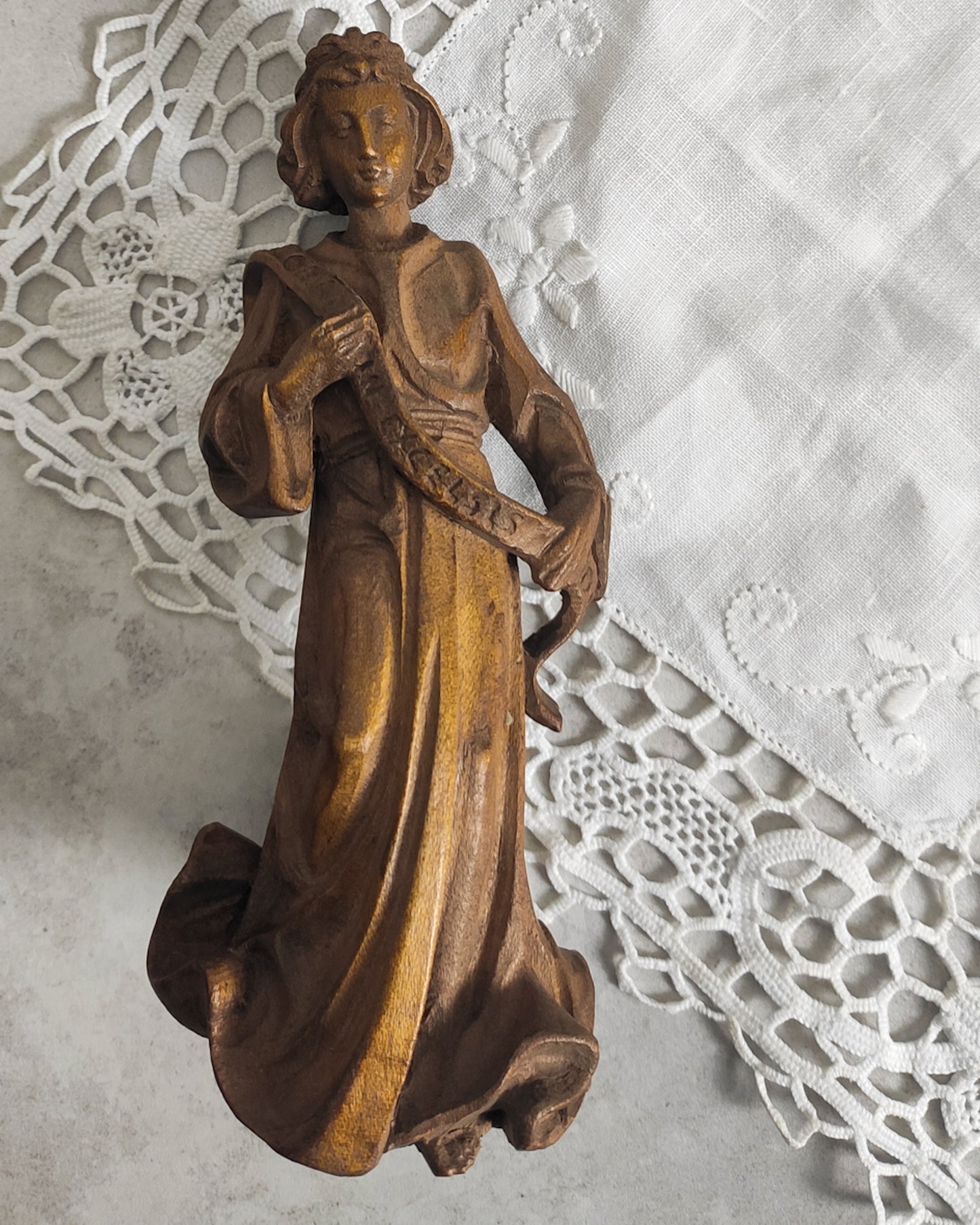 Grande angelo in legno scuro scolpito a mano