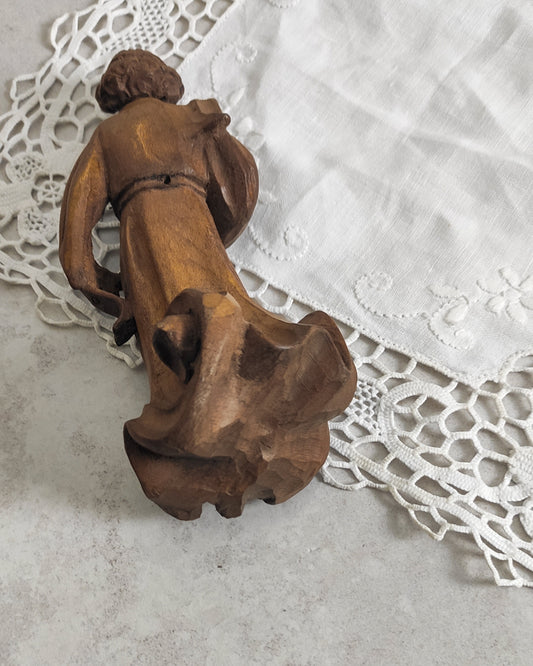 Grande angelo in legno scuro scolpito a mano