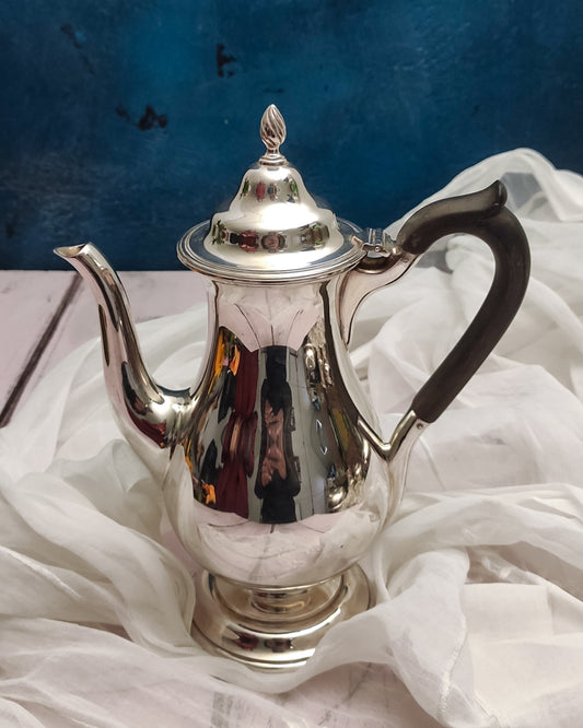 Caffettiera in sheffield con manico nero