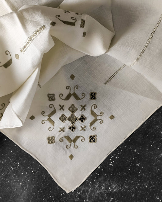 Tovaglia da tè con ricamo grigio