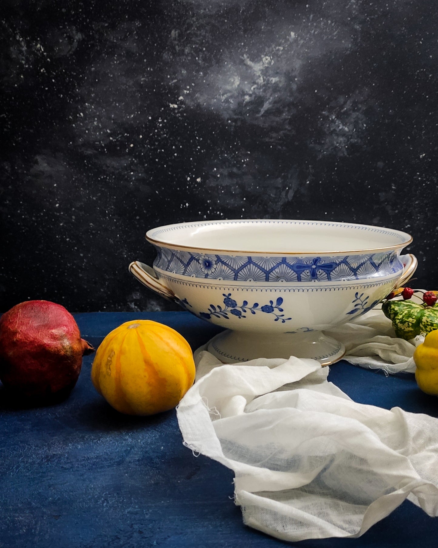 Portafrutta inglese con fiori blu