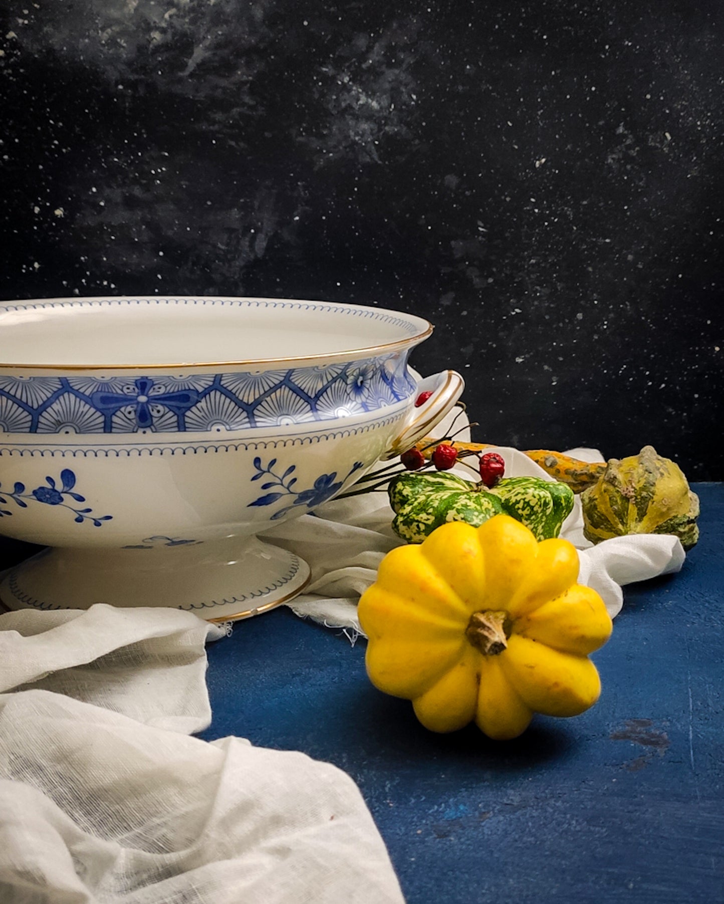 Portafrutta inglese con fiori blu