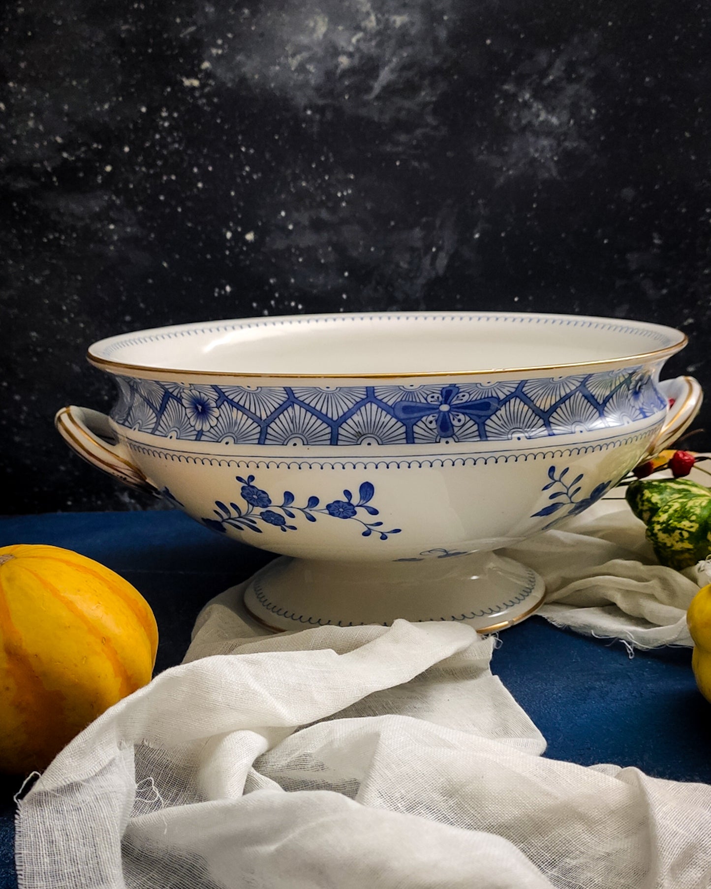 Portafrutta inglese con fiori blu