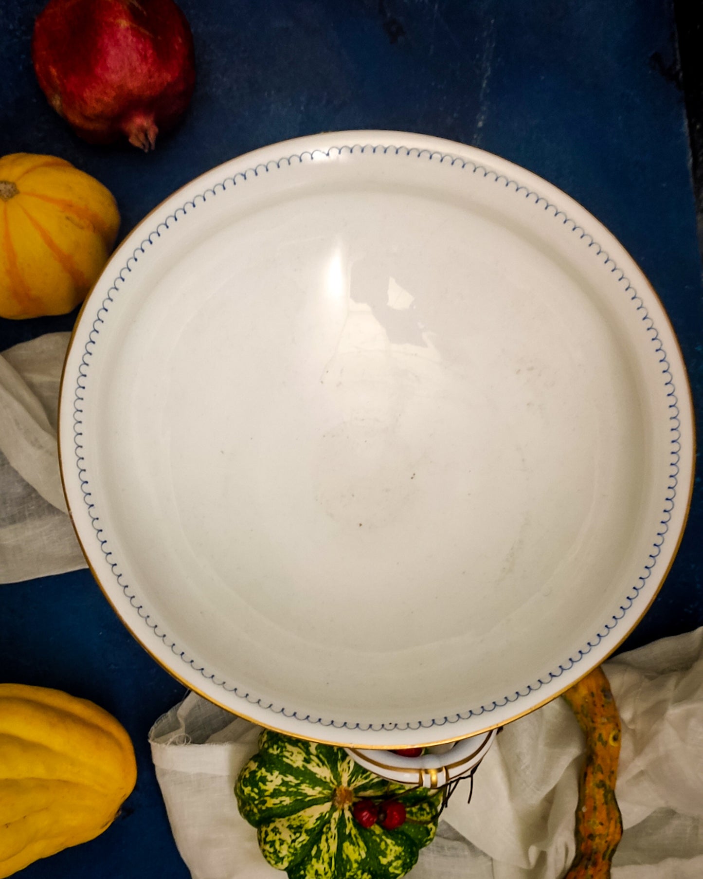 Portafrutta inglese con fiori blu