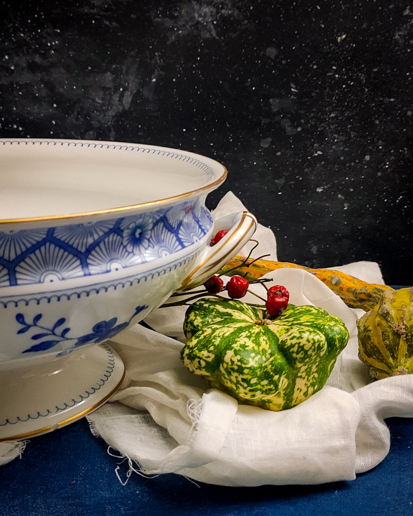 Portafrutta inglese con fiori blu