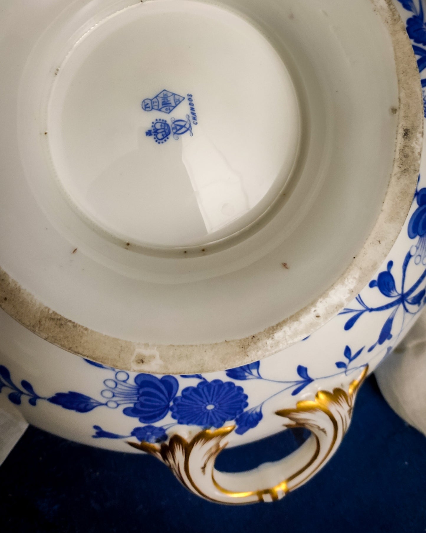 Portafrutta inglese con fiori blu