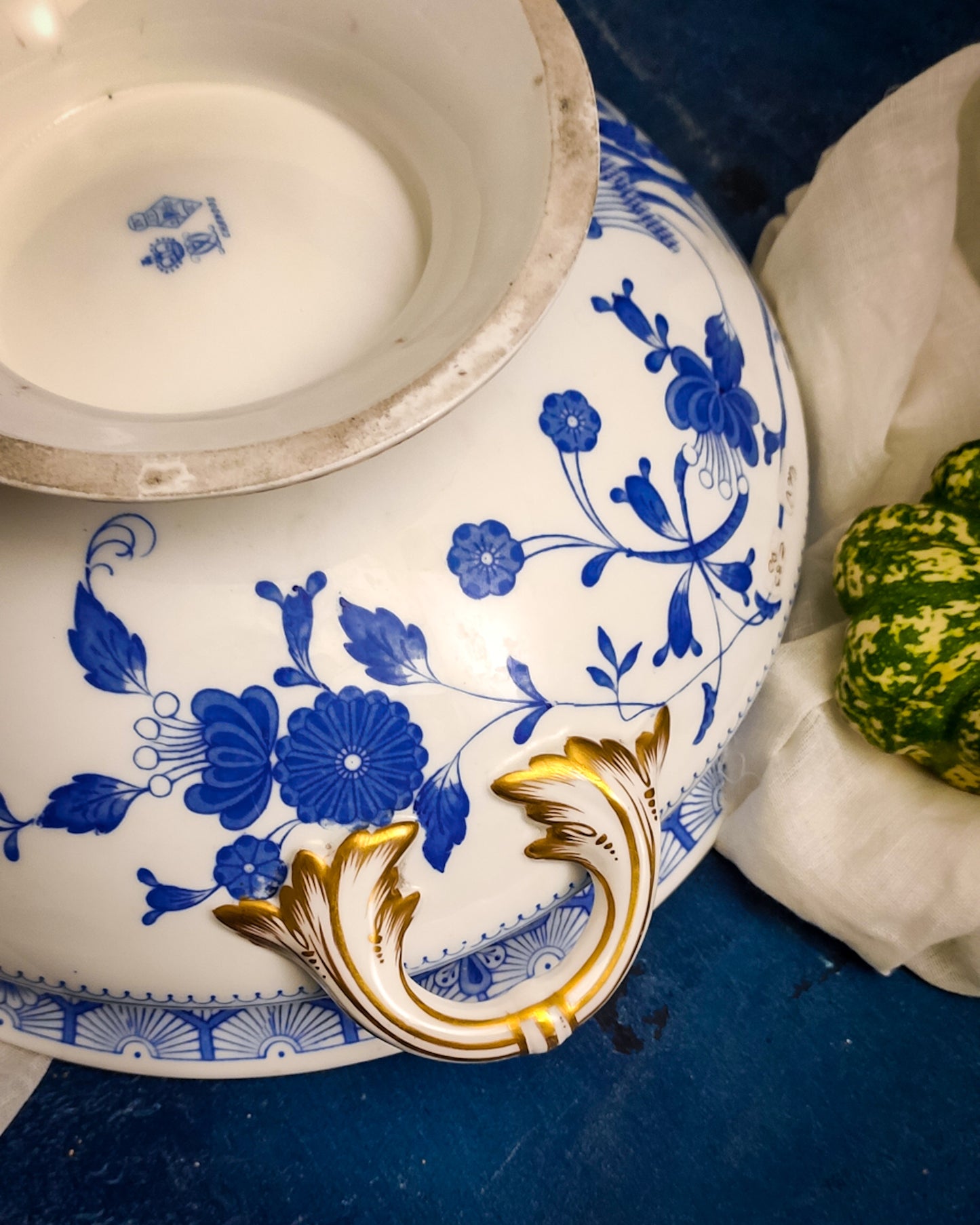 Portafrutta inglese con fiori blu