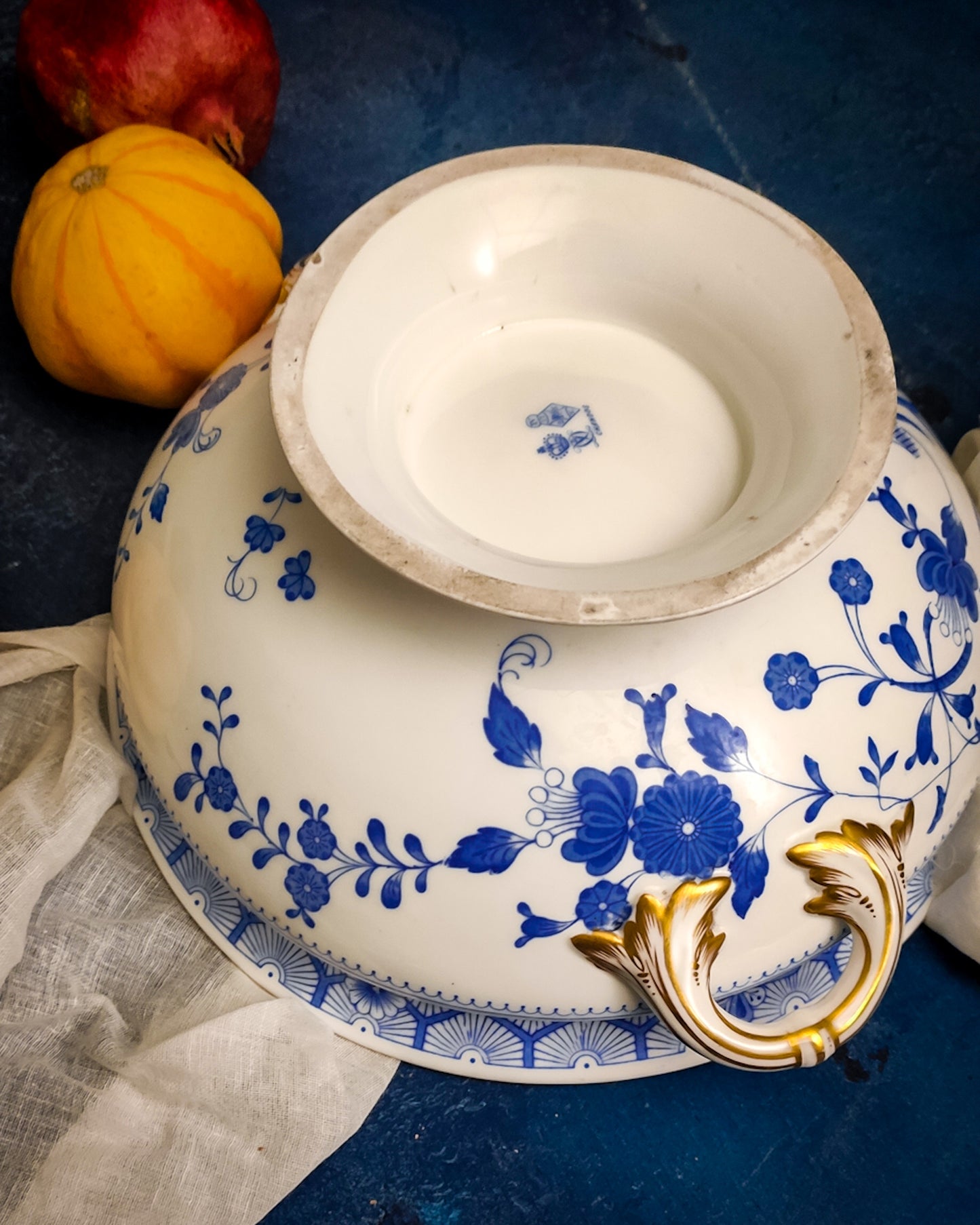 Portafrutta inglese con fiori blu