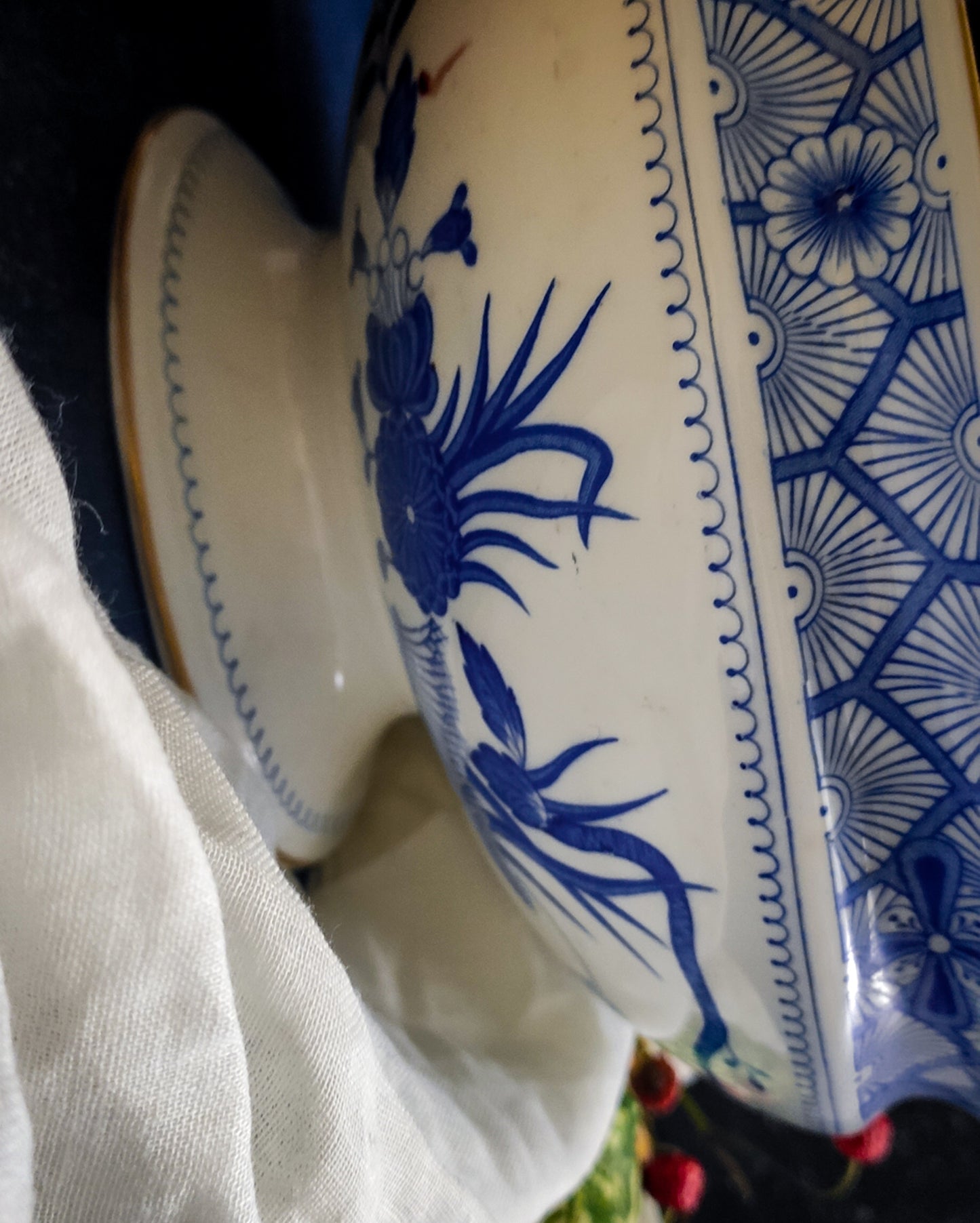 Portafrutta inglese con fiori blu