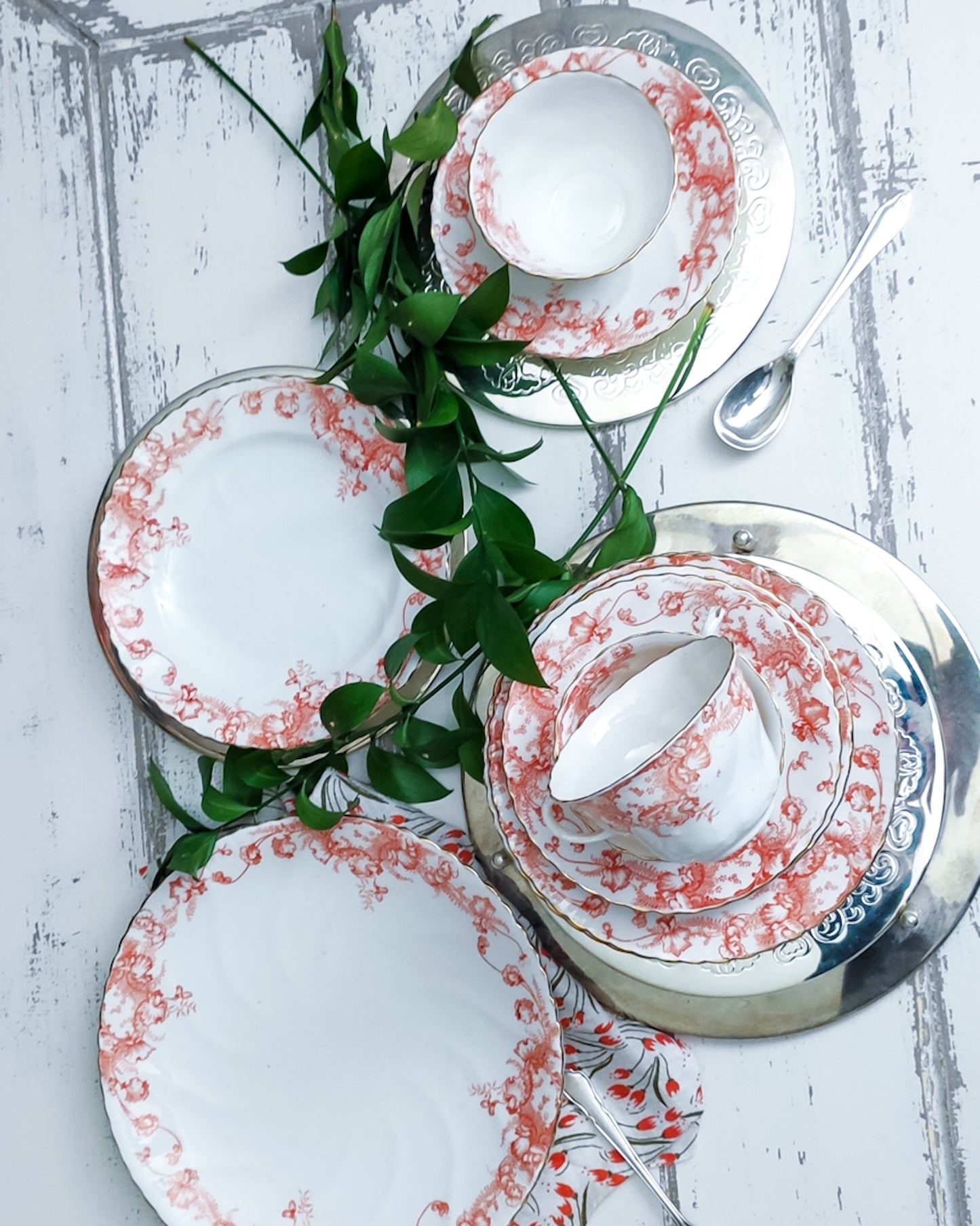 Set di tre tazze fiori arancioni e piatto torta