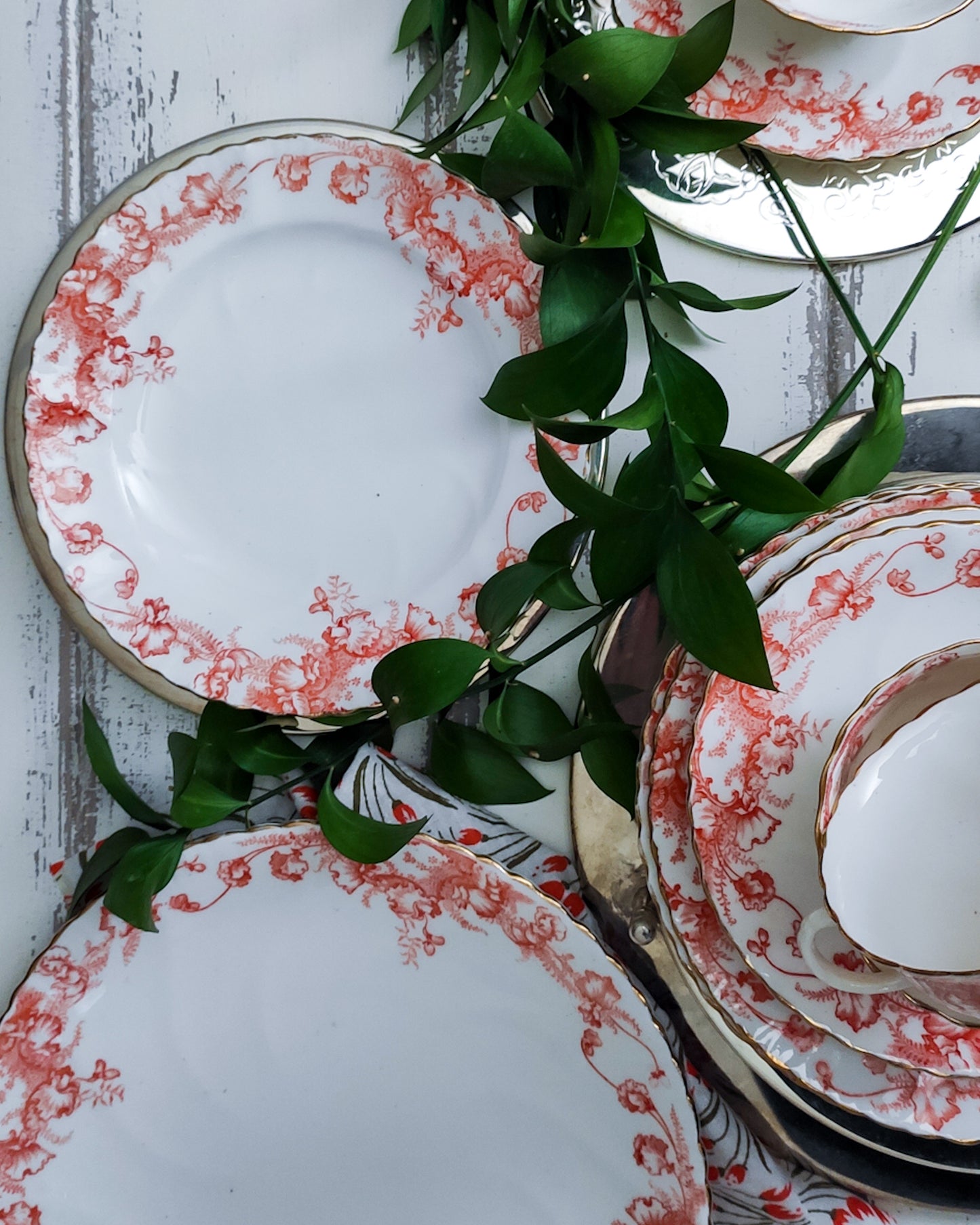 Set di tre tazze fiori arancioni e piatto torta