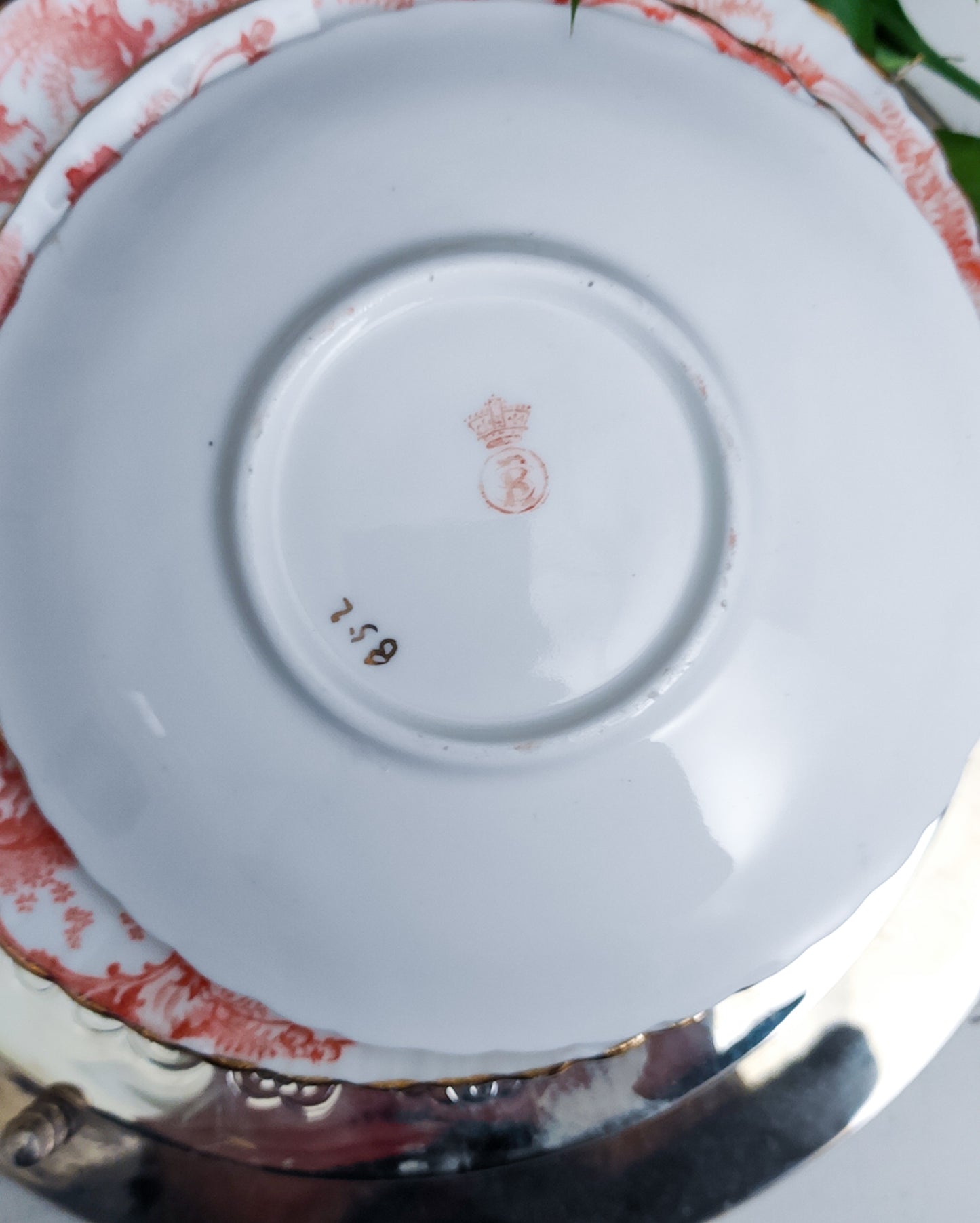 Set di tre tazze fiori arancioni e piatto torta
