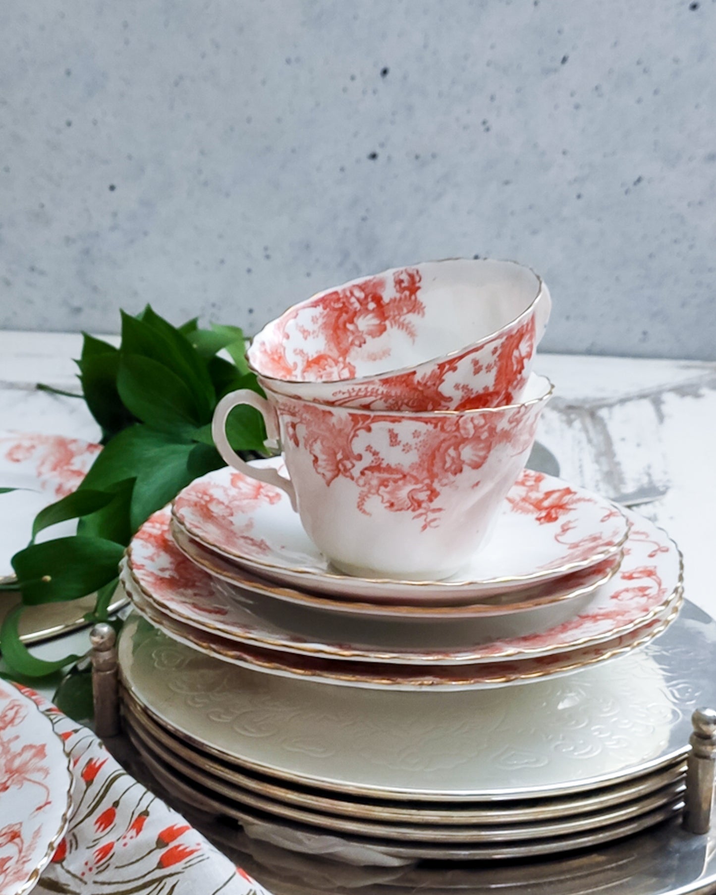 Set di tre tazze fiori arancioni e piatto torta
