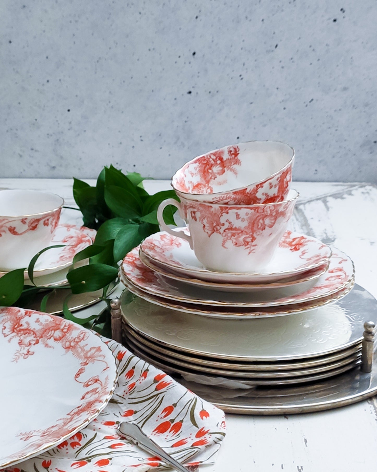Set di tre tazze fiori arancioni e piatto torta