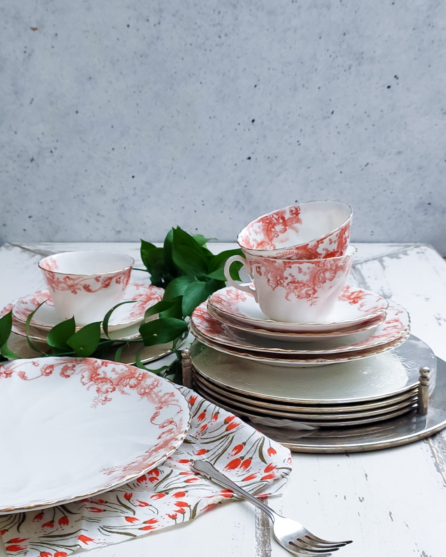 Set di tre tazze fiori arancioni e piatto torta