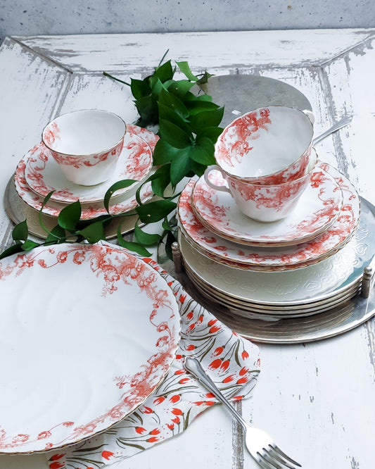 Set di tre tazze fiori arancioni e piatto torta