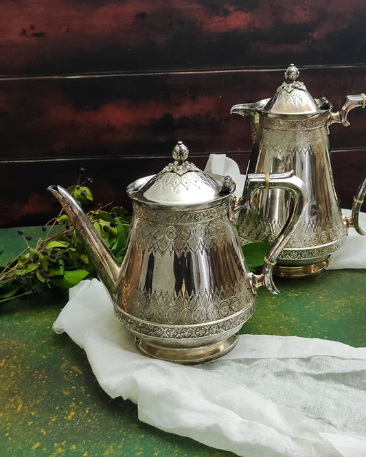 Coppia teiere in sheffield con decoro a sbalzo