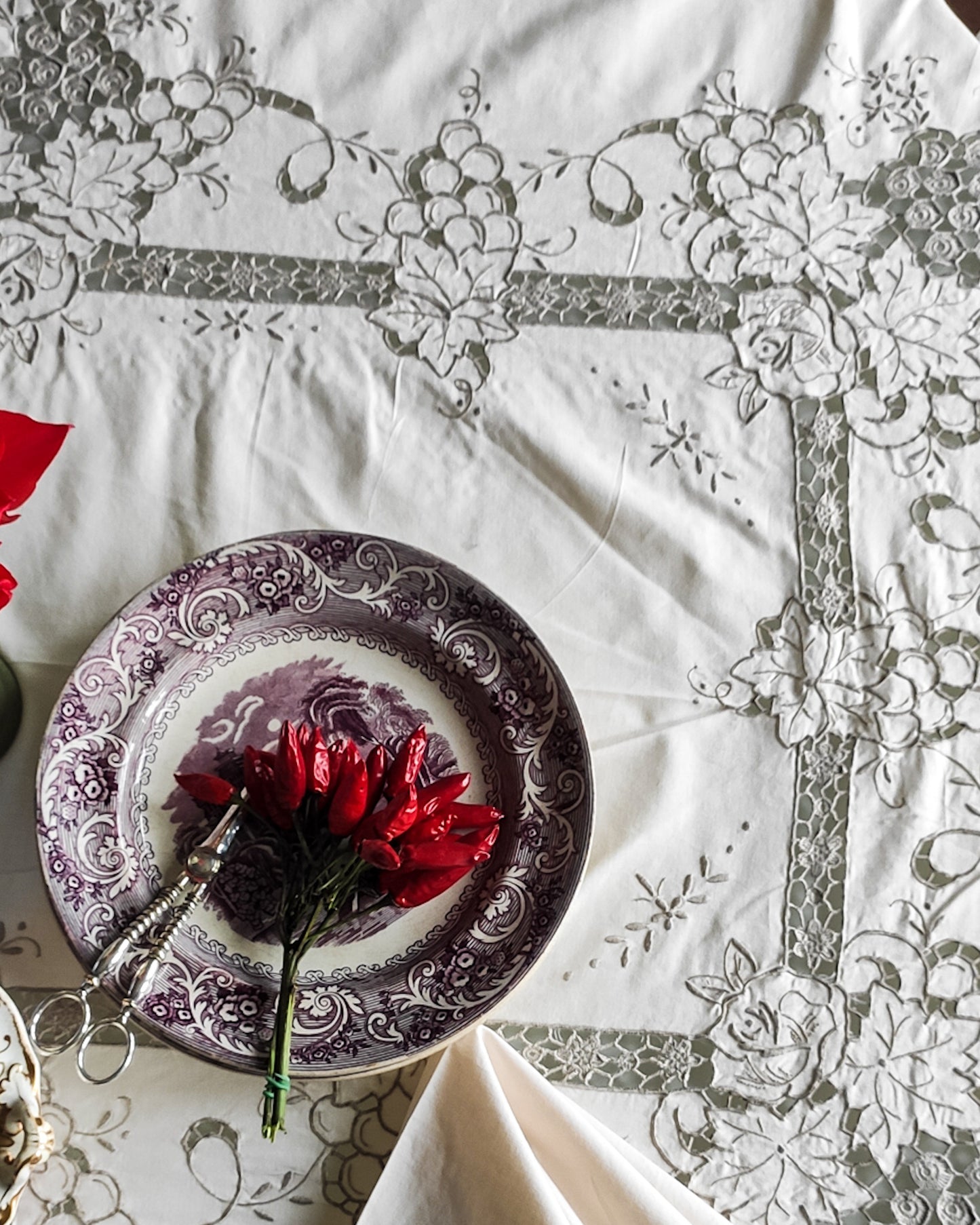 Tovaglia in cotone con ricamo intaglio grigio e 12 tovaglioli