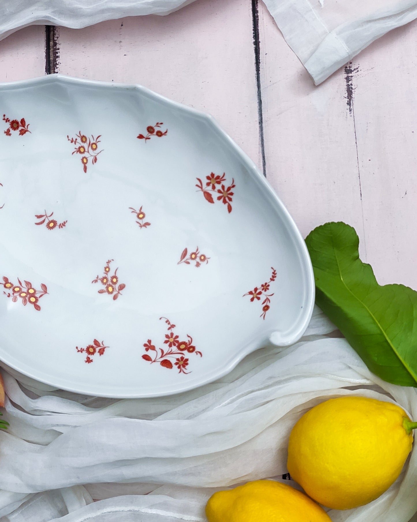 Vassoio Richard Ginori con fiori rossi