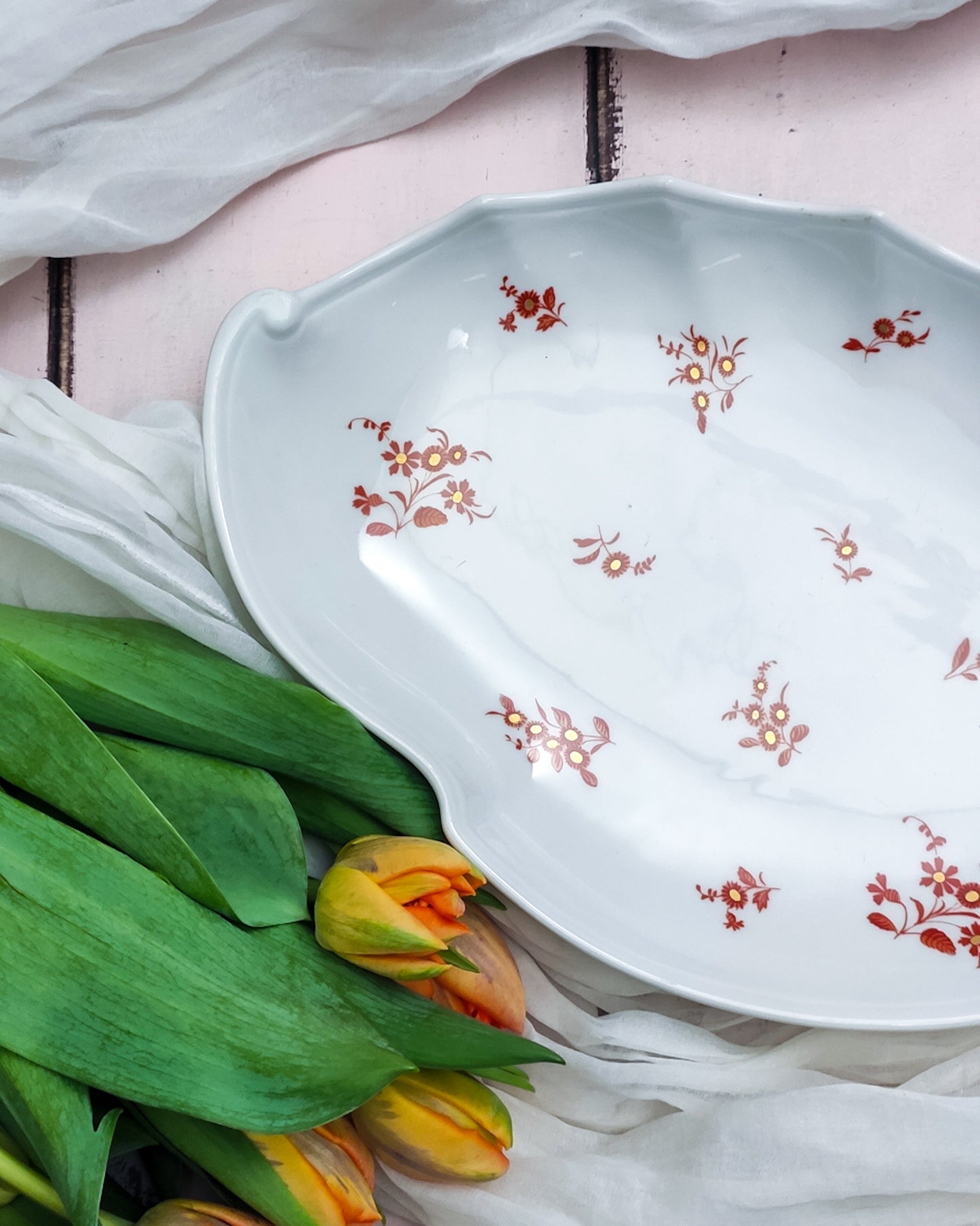 Vassoio Richard Ginori con fiori rossi