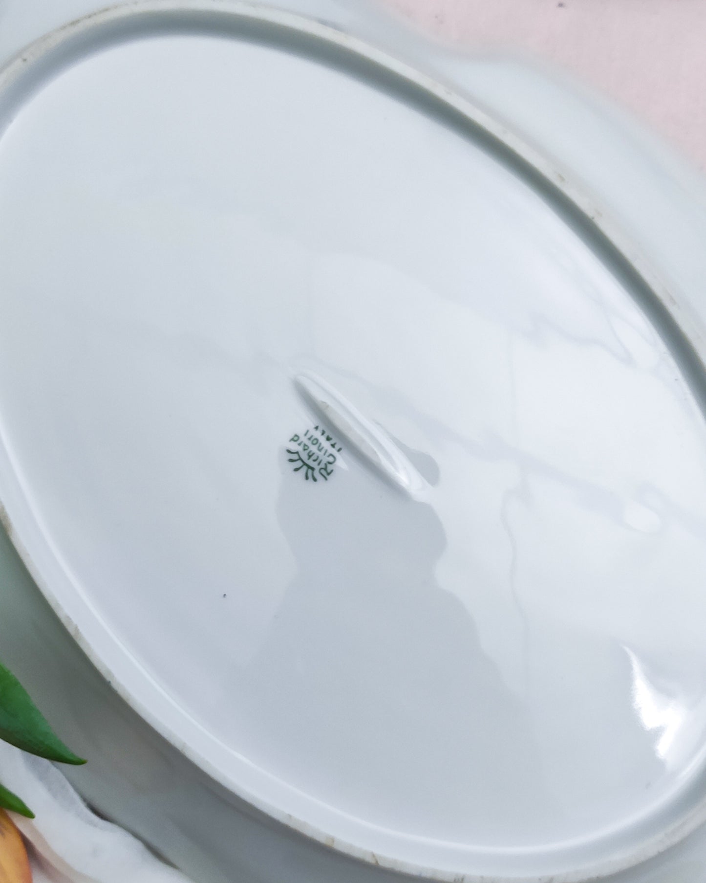 Vassoio Richard Ginori con fiori rossi