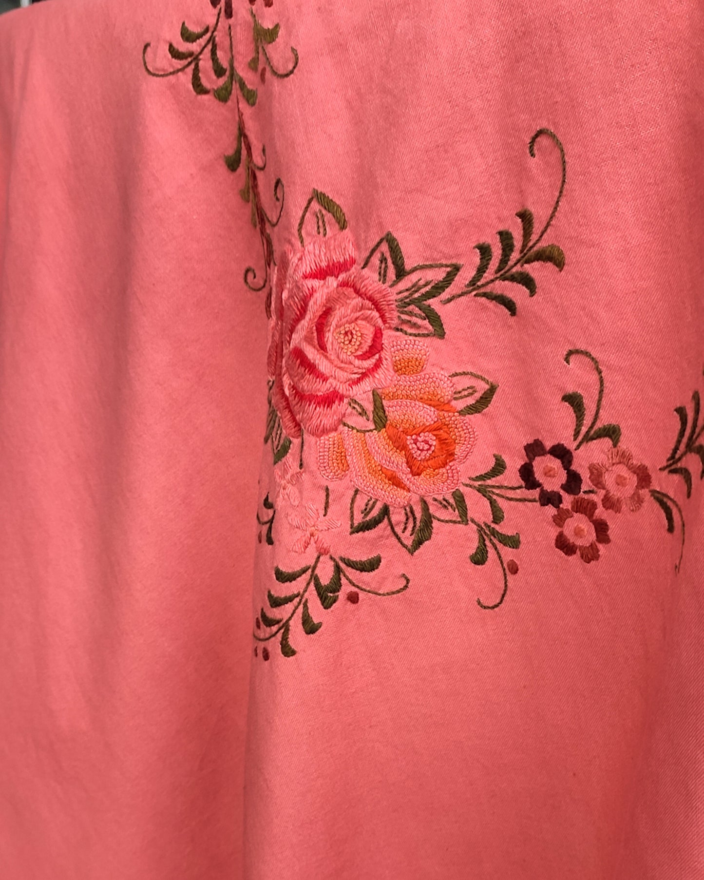 Tovaglia in cotone con ricamo rosa e tovaglioli ritinta corallo
