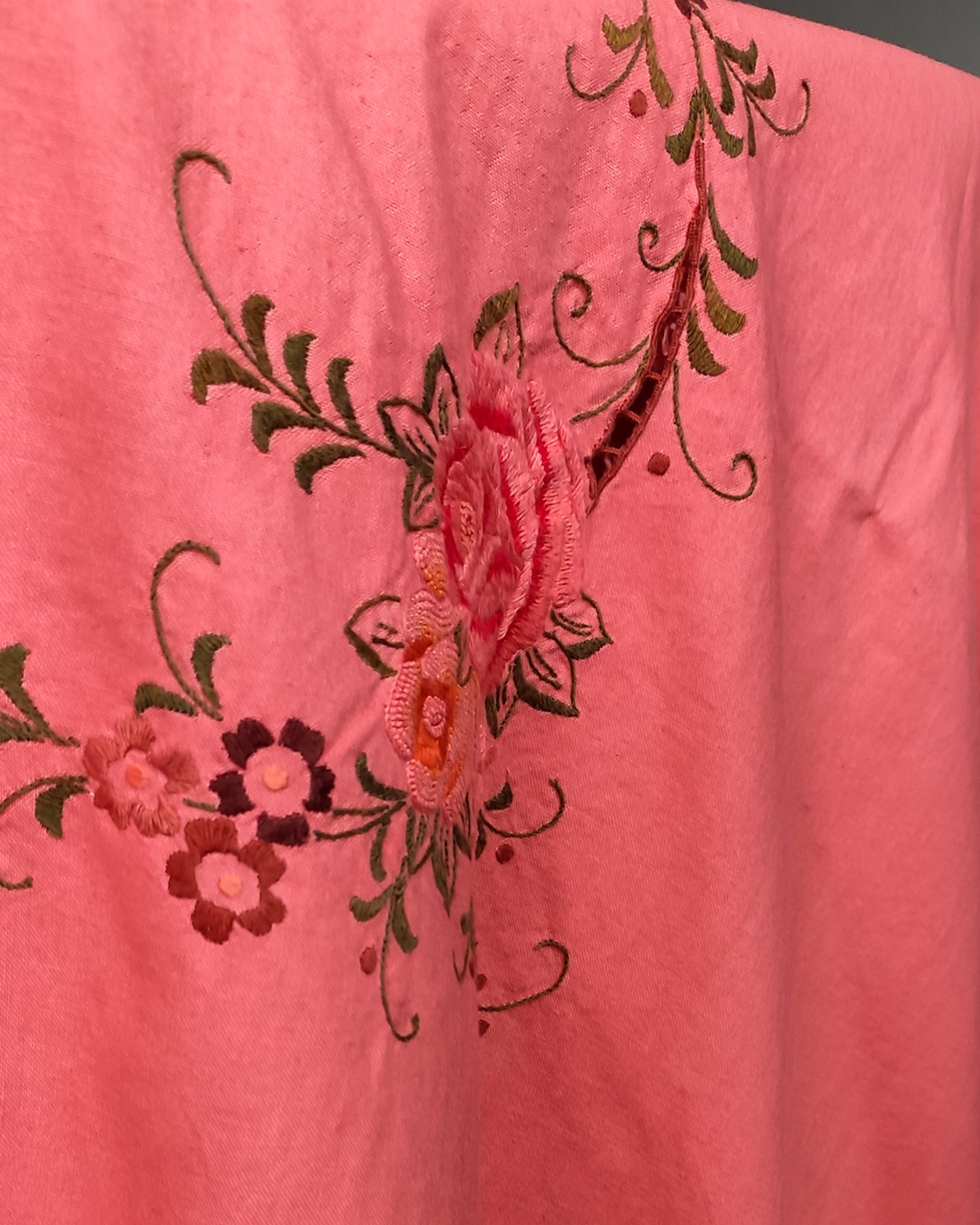 Tovaglia in cotone con ricamo rosa e tovaglioli ritinta corallo
