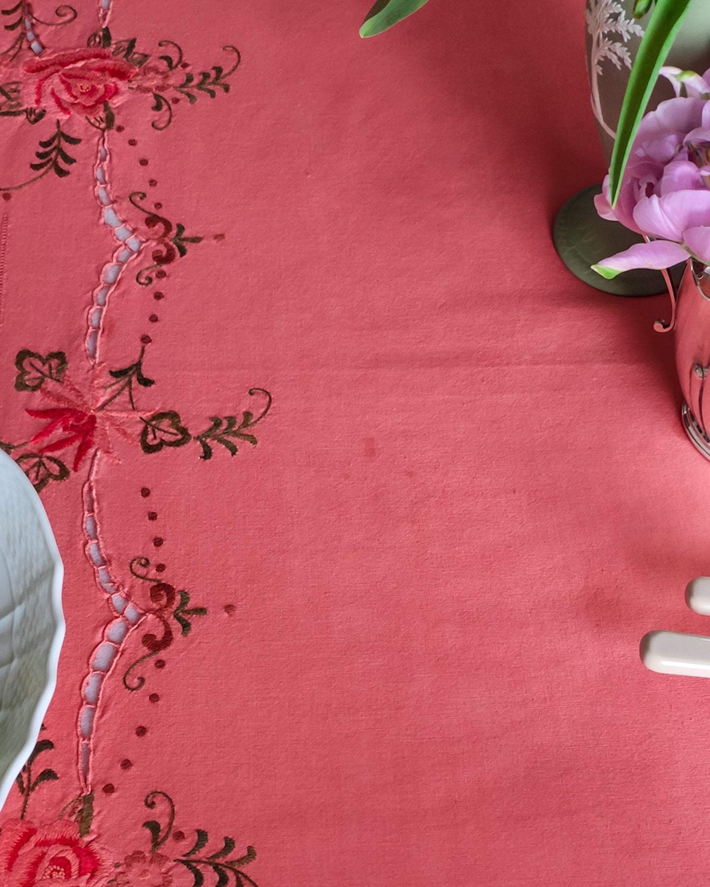 Tovaglia in cotone con ricamo rosa e tovaglioli ritinta corallo
