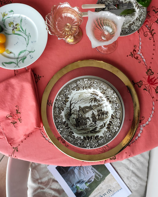 Tovaglia in cotone con ricamo rosa e tovaglioli ritinta corallo