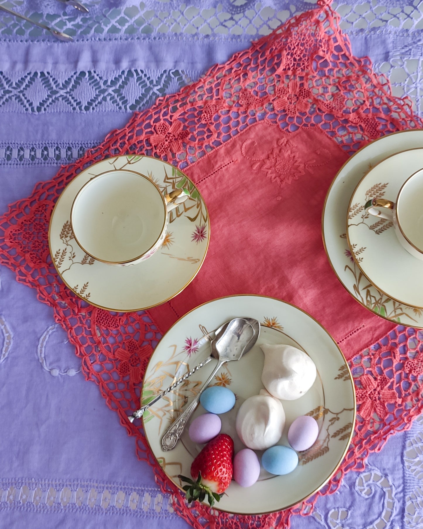 Set di tre centrini con pizzo di burano corallo