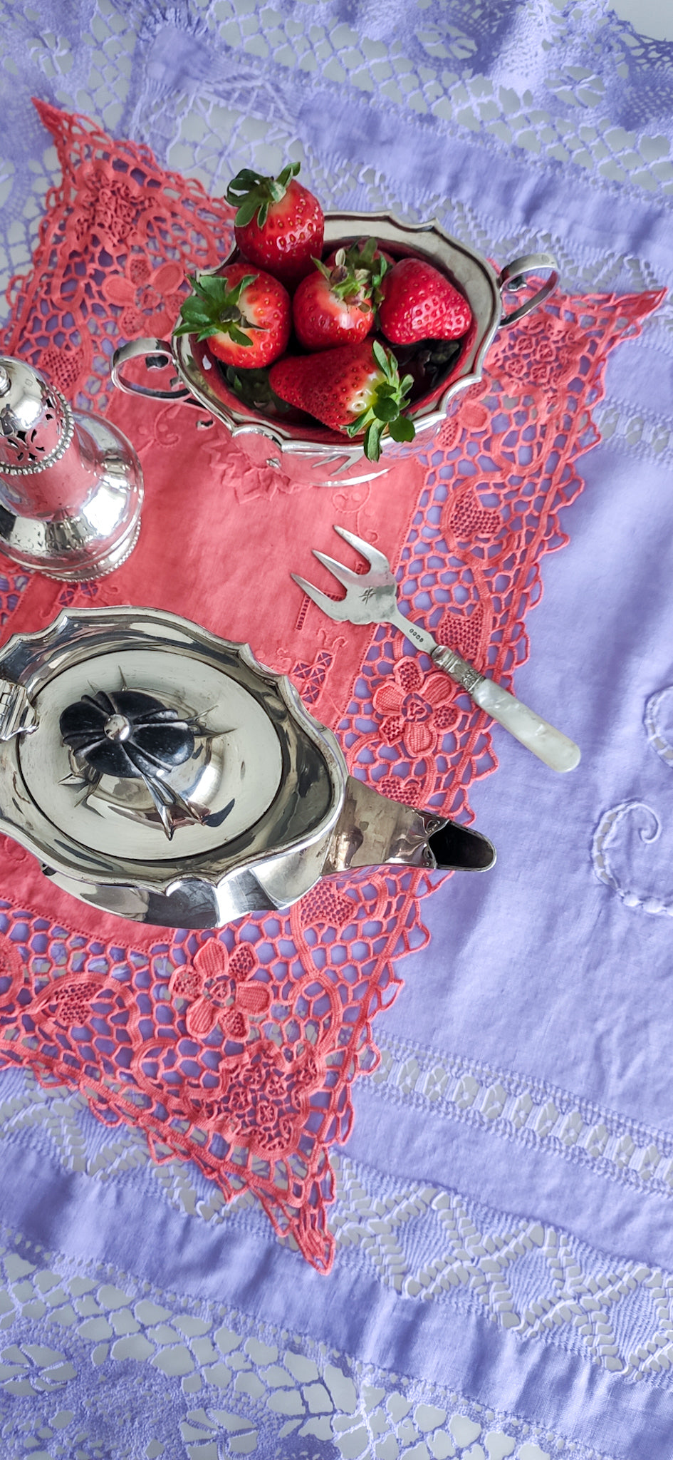 Set di tre centrini con pizzo di burano corallo