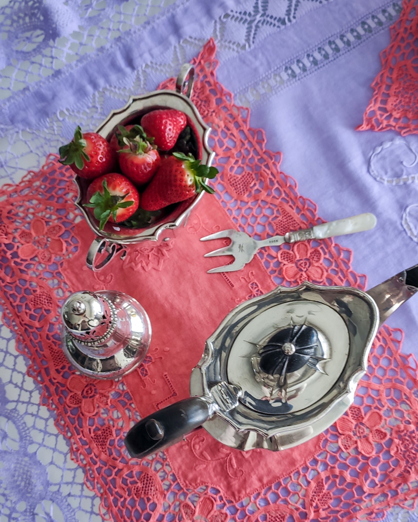 Set di tre centrini con pizzo di burano corallo