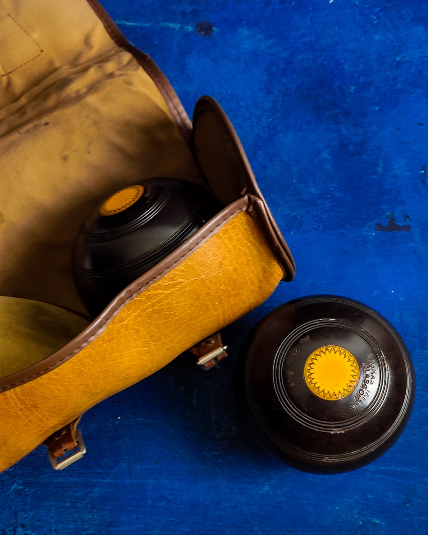 Set di due bocce per green bowling con borsa in pelle