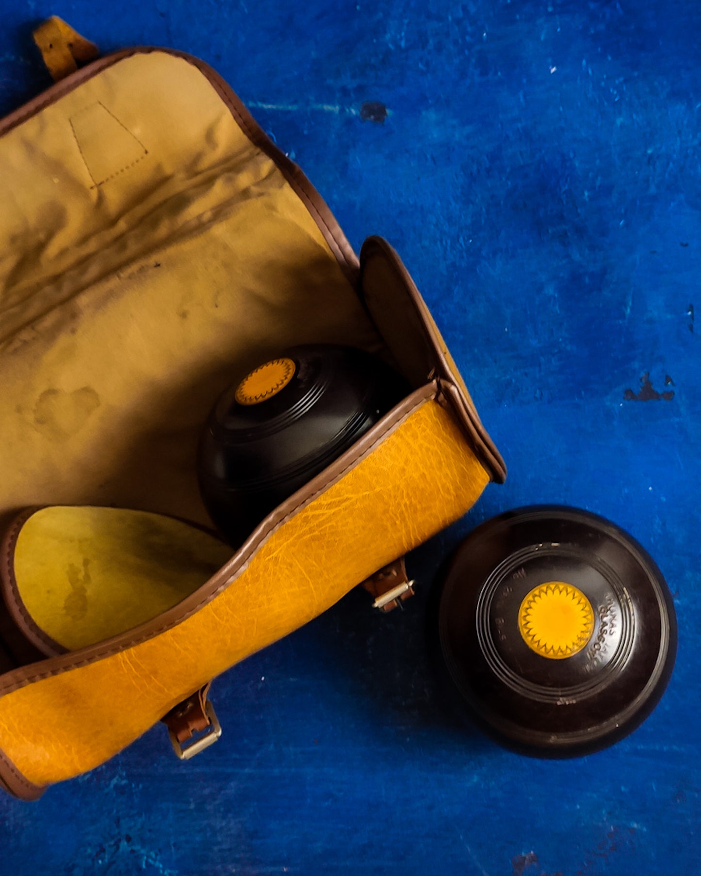 Set di due bocce per green bowling con borsa in pelle