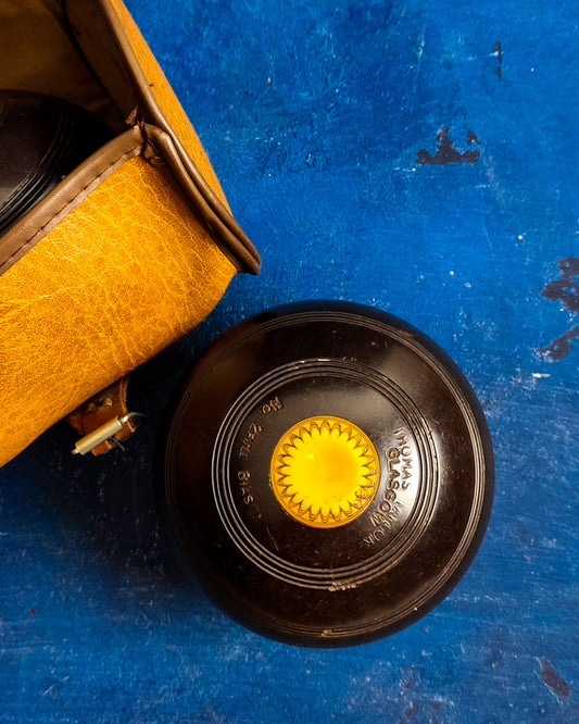 Set di due bocce per green bowling con borsa in pelle