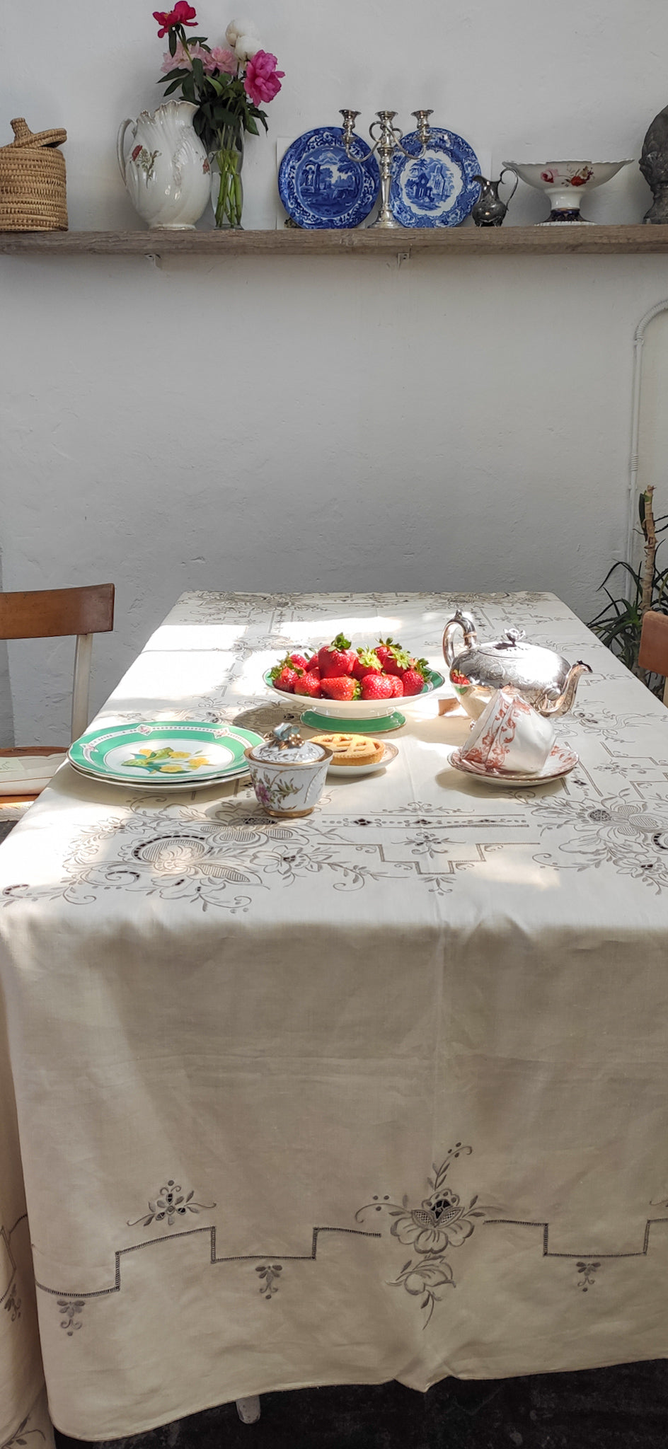 Tovaglia lino panna con ricamo intaglio beige e 12 tovaglioli