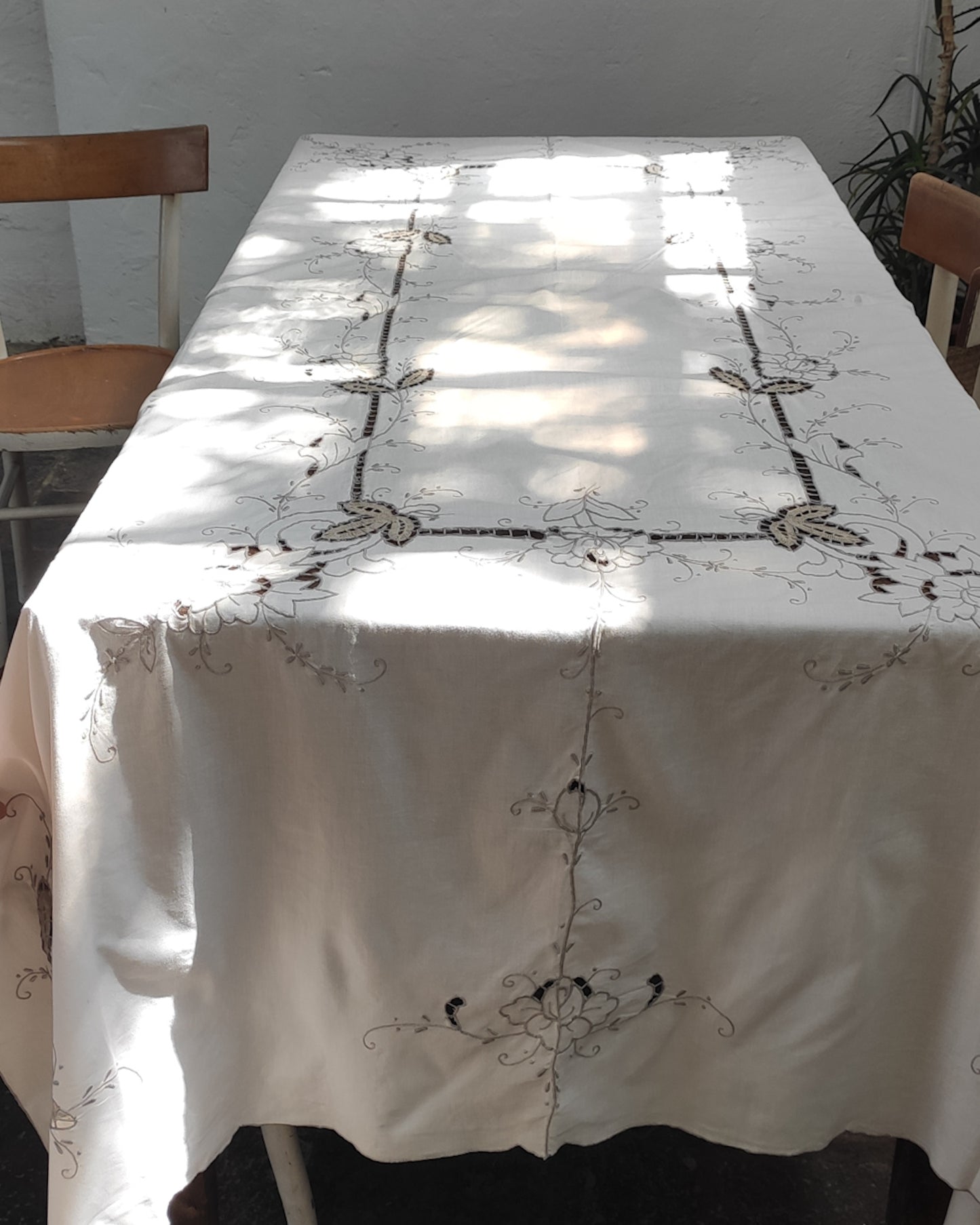 Tovaglia lino panna con ricamo intaglio beige e 12 tovaglioli