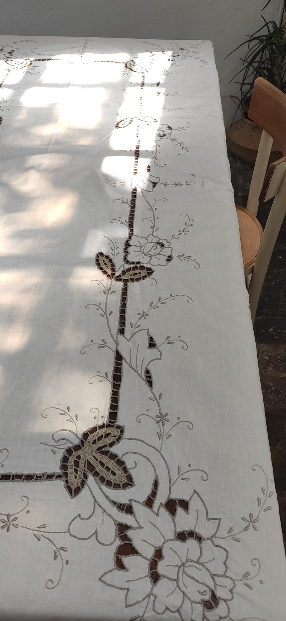 Tovaglia lino panna con ricamo intaglio beige e 12 tovaglioli