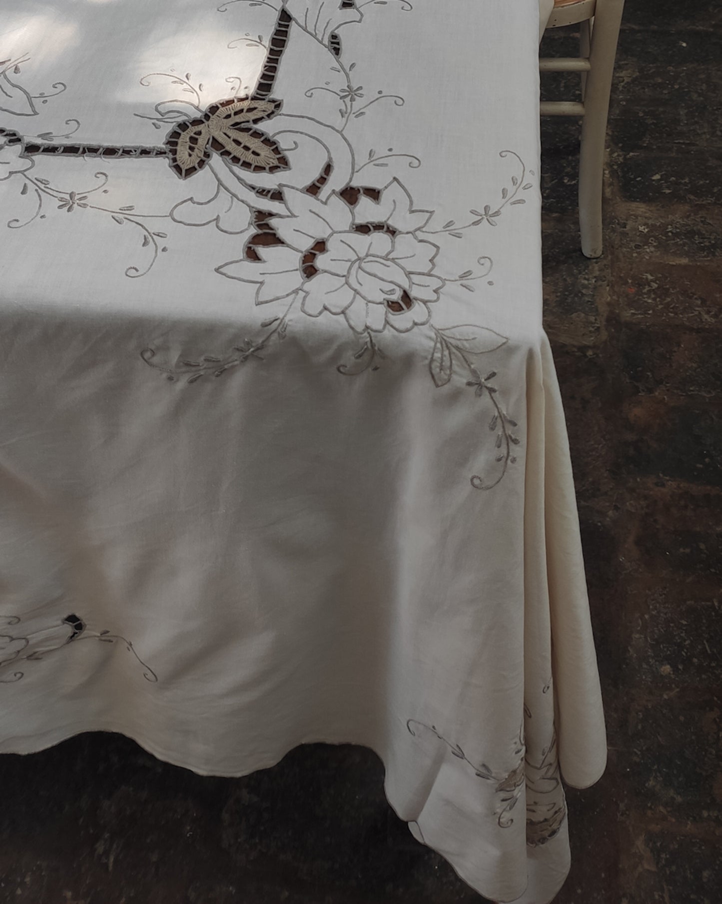 Tovaglia lino panna con ricamo intaglio beige e 12 tovaglioli