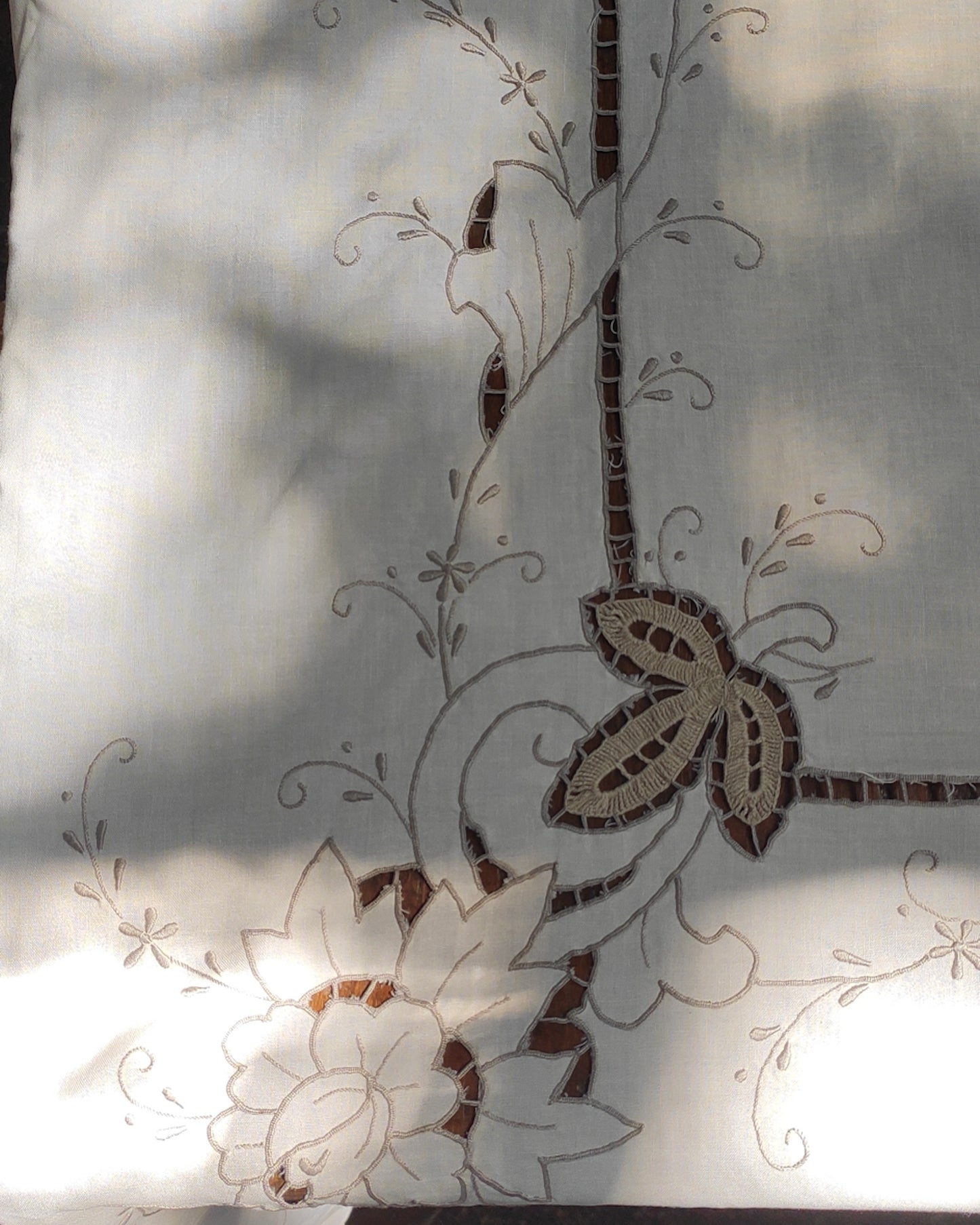 Tovaglia lino panna con ricamo intaglio beige e 12 tovaglioli