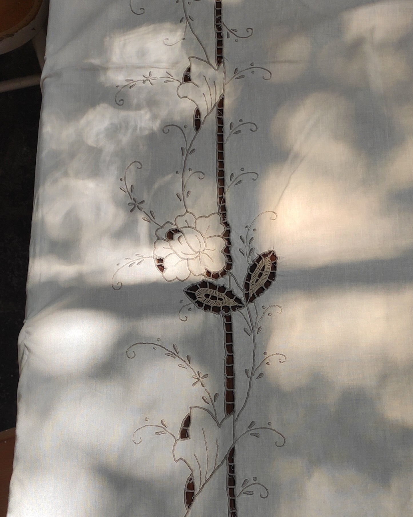 Tovaglia lino panna con ricamo intaglio beige e 12 tovaglioli